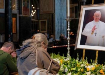Fieles se despiden del papa Francisco en la Basílica de Guadalupe