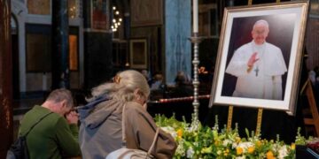 Fieles se despiden del papa Francisco en la Basílica de Guadalupe