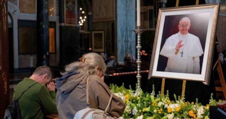 Fieles se despiden del papa Francisco en la Basílica de Guadalupe
