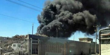 Fuego arrasa con pipa y contenedores de aceite en bodega de Escobedo, Nuevo León