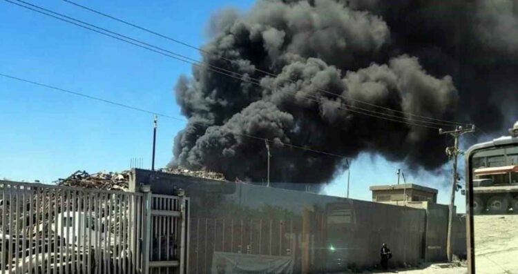 Fuego arrasa con pipa y contenedores de aceite en bodega de Escobedo, Nuevo León