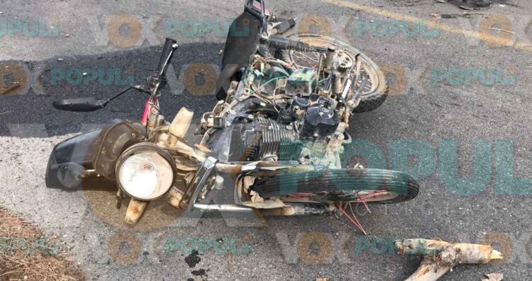 Fuerte accidente en motocicleta deja dos jóvenes heridos en carretera de Ciudad Victoria