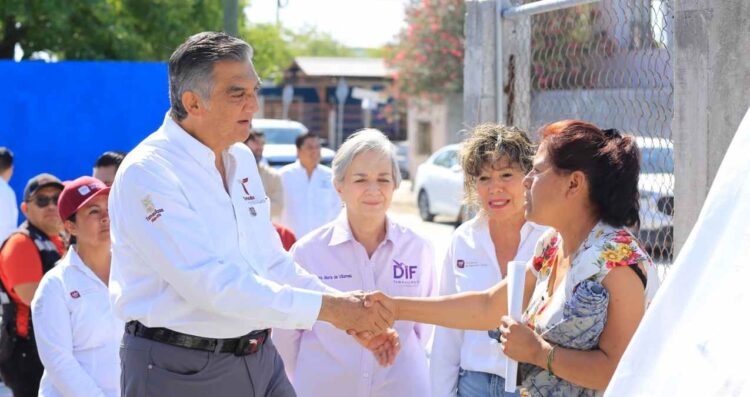 Gobernador y la Presidenta del DIF Estatal una vez más recorren zonas afectadas en Reynosa, Tamaulipas