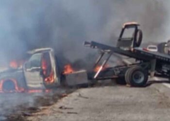 Grúa incendia volcadura Montemorelos
