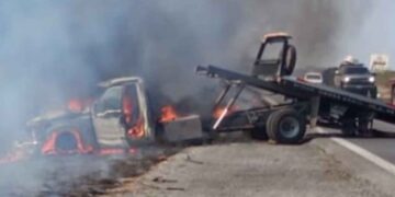 Grúa incendia volcadura Montemorelos
