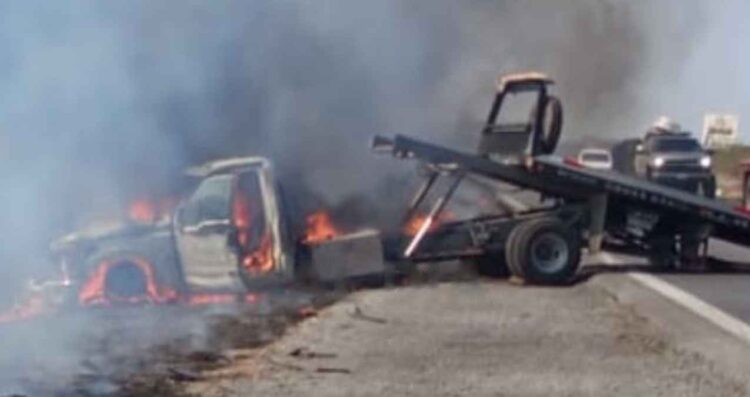 Grúa incendia volcadura Montemorelos