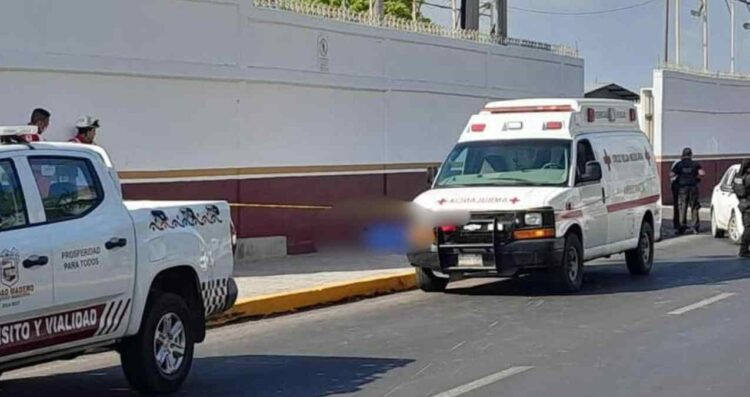 Hombre pierde la vida tras chocar en motocicleta contra barda de Pemex en Ciudad Madero