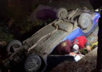 Hombre queda atrapado en su auto tras volcar en un dren en El Mante, Tamaulipas
