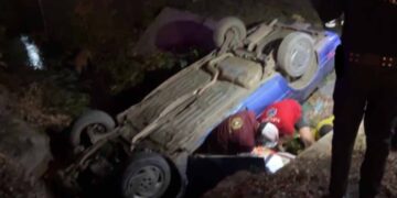 Hombre queda atrapado en su auto tras volcar en un dren en El Mante, Tamaulipas