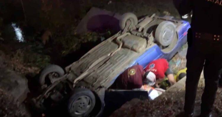 Hombre queda atrapado en su auto tras volcar en un dren en El Mante, Tamaulipas