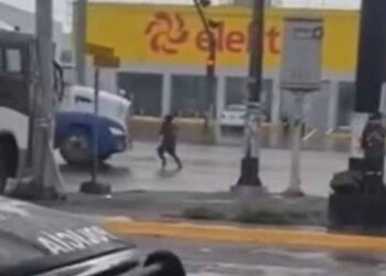 Hombre se lanza contra tráiler en Apodaca, Nuevo León; termina detenido