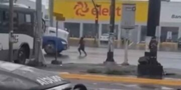 Hombre se lanza contra tráiler en Apodaca, Nuevo León; termina detenido