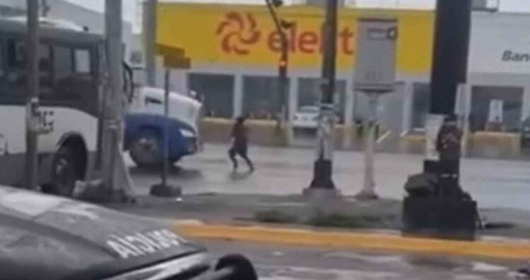 Hombre se lanza contra tráiler en Apodaca, Nuevo León; termina detenido