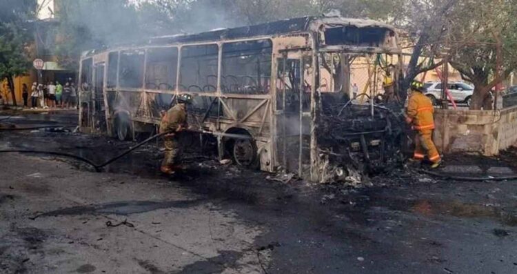 Incendio consume camión Guadalupe (1)