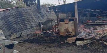 Incendio consume casa de madera y automóvil en Altamira, Tamaulipas