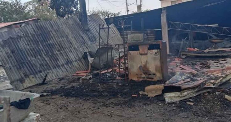 Incendio consume casa de madera y automóvil en Altamira, Tamaulipas