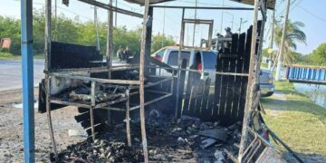 Incendio consume remolque de mariscos en Valle Hermoso, Tamaulipas
