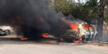 Incendio consume vehículos Victoria