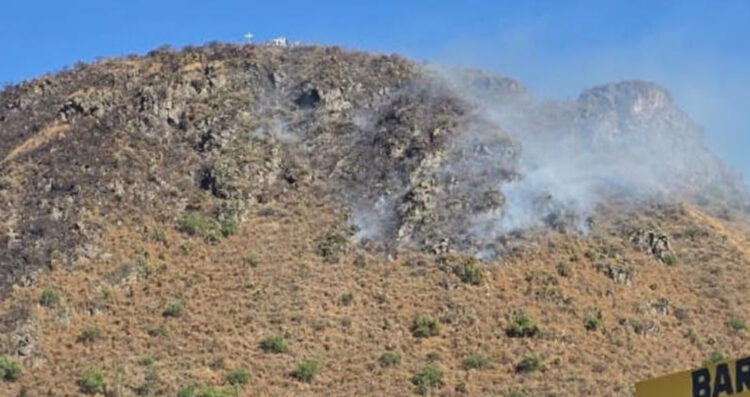 Incendio de pastizal moviliza a cuerpos de emergencia en Iztapalapa