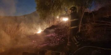 Incendio en Tláhuac provoca caos vial; arde terreno con pasto seco en Santa Catarina