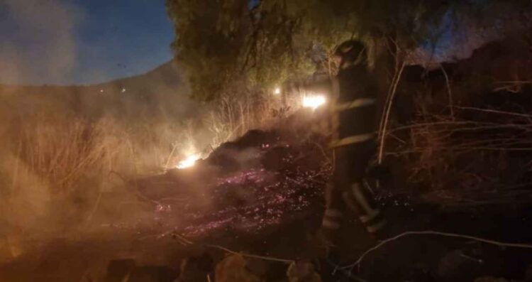 Incendio en Tláhuac provoca caos vial; arde terreno con pasto seco en Santa Catarina