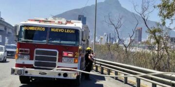 Incendio moviliza bomberos Monterrey