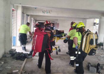 Sujeto cae de gran altura en la Arena Coliseo de Monterrey