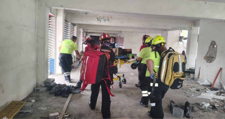 Sujeto cae de gran altura en la Arena Coliseo de Monterrey