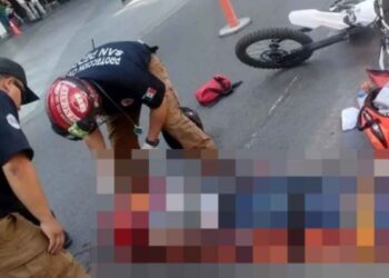 Joven cruza avenida y termina arrollado por una motocicleta en San Pedro, Nuevo León