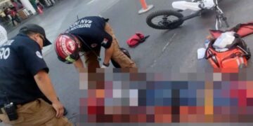 Joven cruza avenida y termina arrollado por una motocicleta en San Pedro, Nuevo León
