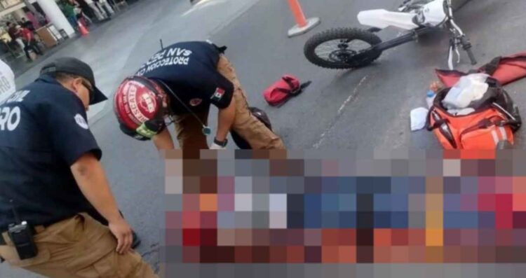 Joven cruza avenida y termina arrollado por una motocicleta en San Pedro, Nuevo León