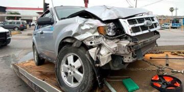 Joven intenta ganarle a la luz roja y provoca choque en Nuevo Laredo, Tamaulipas