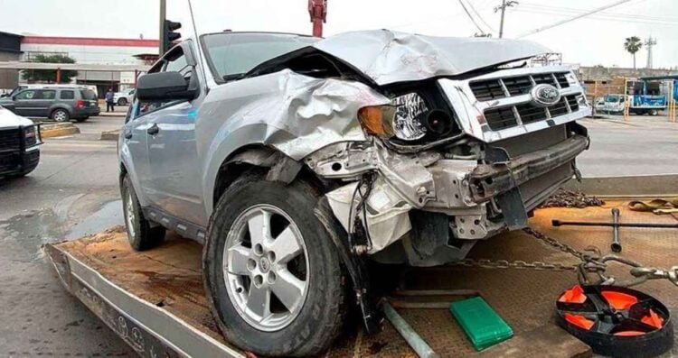 Joven intenta ganarle a la luz roja y provoca choque en Nuevo Laredo, Tamaulipas