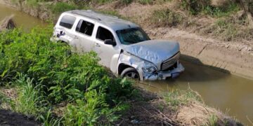 Joven queda lesionada tras caer su vehículo a canal en Reynosa