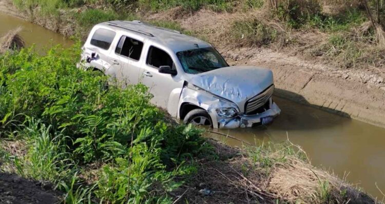 Joven queda lesionada tras caer su vehículo a canal en Reynosa