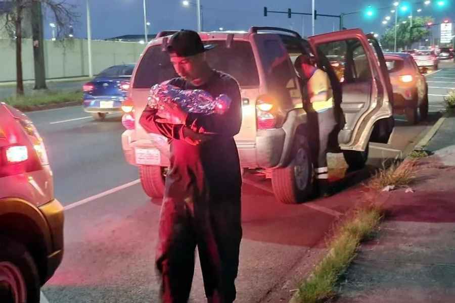 Jovencita da a luz en una camioneta mientras se dirigía al hospital en Monterrey, NL