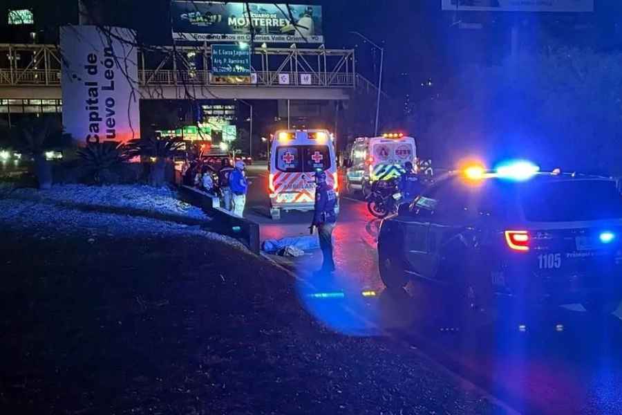 Masculino muere al ser embestido por un vehículo en la Avenida Lázaro Cárdenas de Monterrey, NL