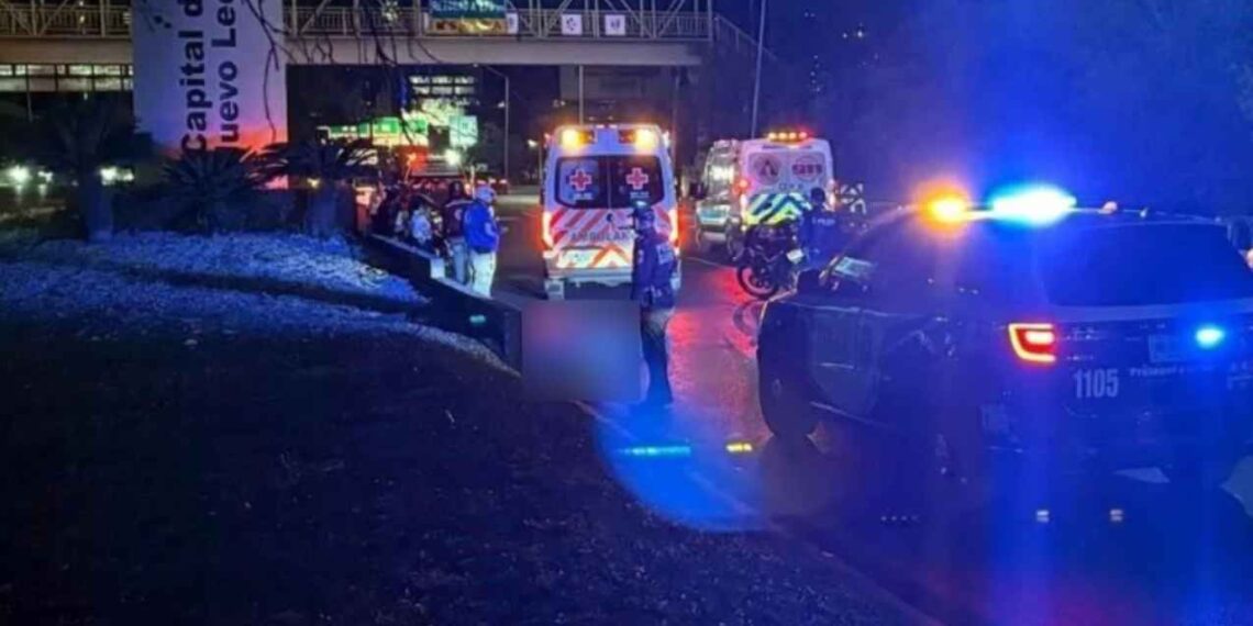 Masculino muere al ser embestido por un vehículo en la Avenida Lázaro Cárdenas de Monterrey, NL