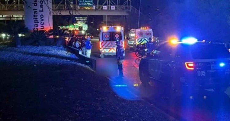 Masculino muere al ser embestido por un vehículo en la Avenida Lázaro Cárdenas de Monterrey, NL