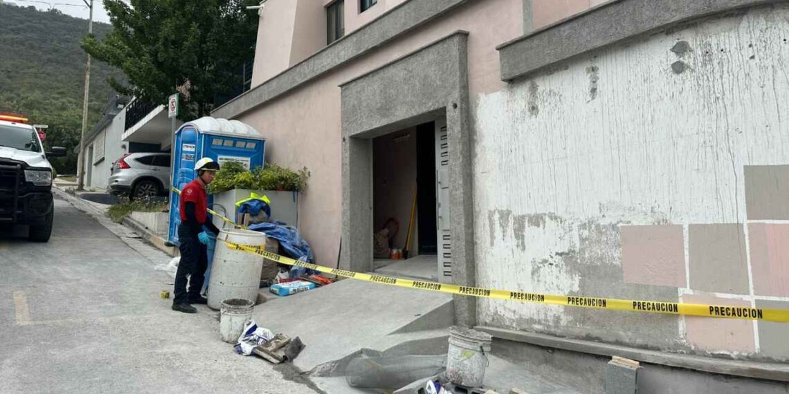 Masculino resulta lesionado al caer desde un andamio de aproximadamente 3 metros de altura en Monterrey, NL