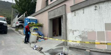 Masculino resulta lesionado al caer desde un andamio de aproximadamente 3 metros de altura en Monterrey, NL