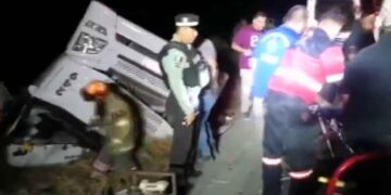 Mina, Nuevo León: Mujer resulta herida tras volcar en la Carretera a Monclova