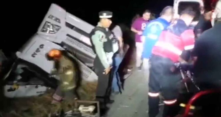 Mina, Nuevo León: Mujer resulta herida tras volcar en la Carretera a Monclova