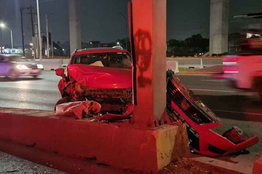 Monterrey: Automovilista pierde el control y se estrella contra un anuncio en la Avenida Constitución