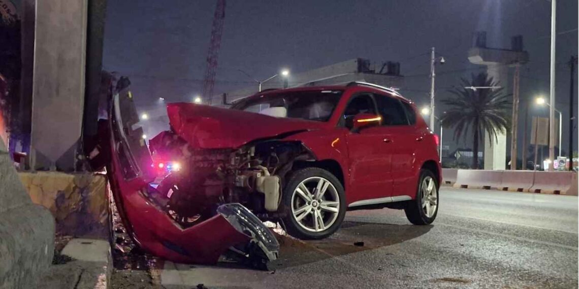 Monterrey: Automovilista pierde el control y se estrella contra un anuncio en la Avenida Constitución