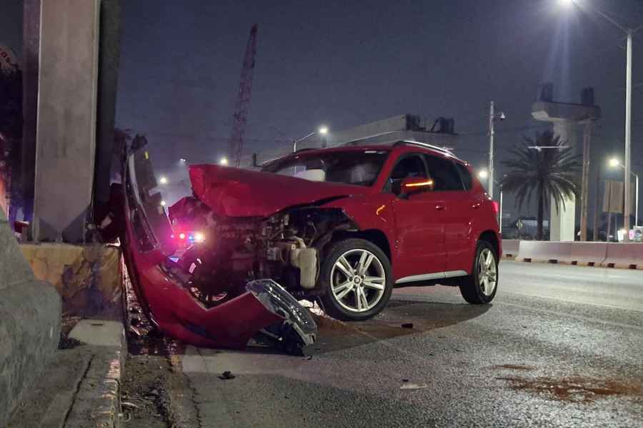 Monterrey: Automovilista pierde el control y se estrella contra un anuncio en la Avenida Constitución