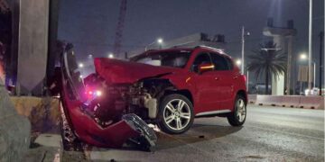 Monterrey: Automovilista pierde el control y se estrella contra un anuncio en la Avenida Constitución
