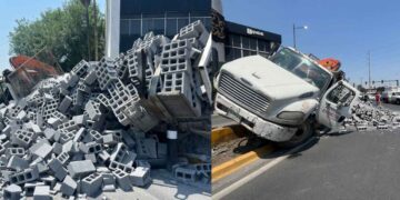 Monterrey: Camión de plataforma cargado con blocks de concreto termina semivolcado sobre la avenida Ruiz Cortines