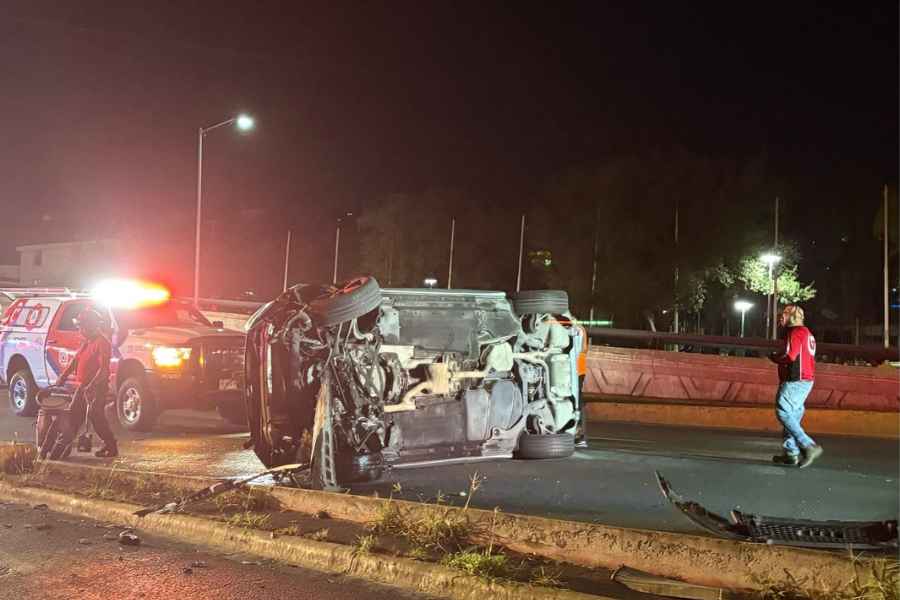 Monterrey: Conductor choca contra un muro y vuelca en la Avenida Eugenio Garza Sada