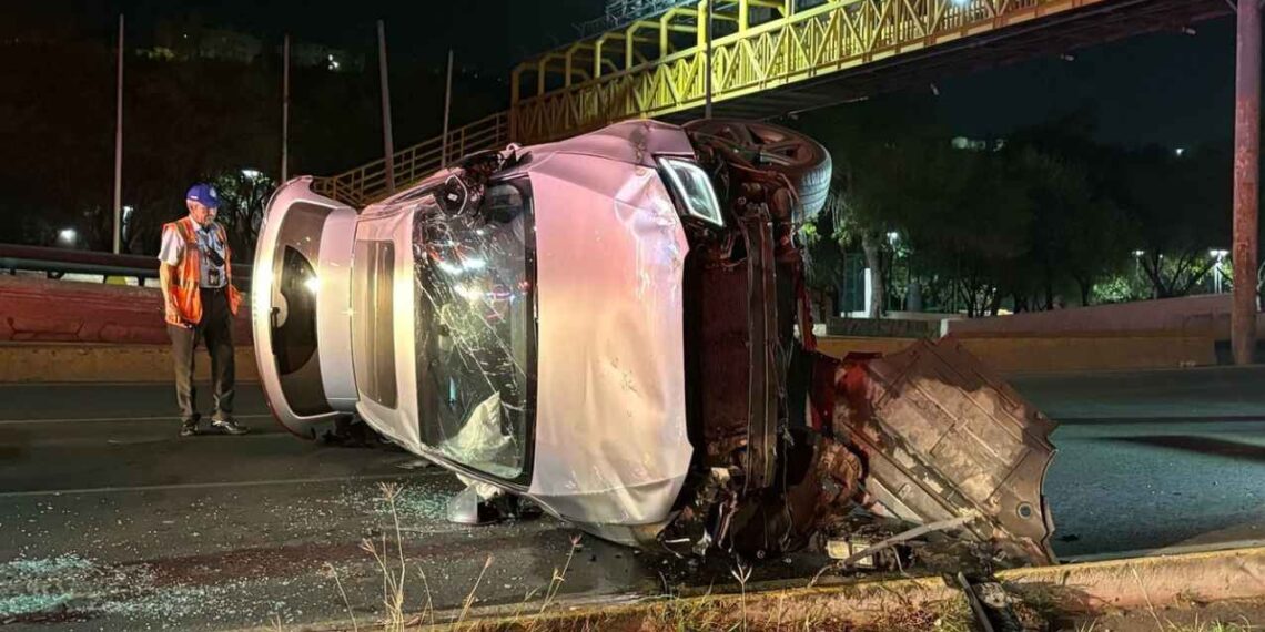 Monterrey: Conductor choca contra un muro y vuelca en la Avenida Eugenio Garza Sada
